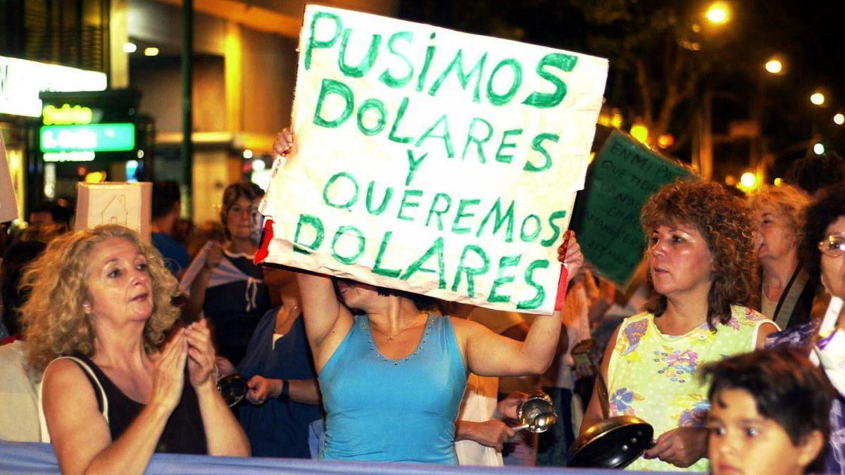 Protesta en Argentina contra el Gobierno de Eduardo Duhalde y el ’corralito’ financiero.