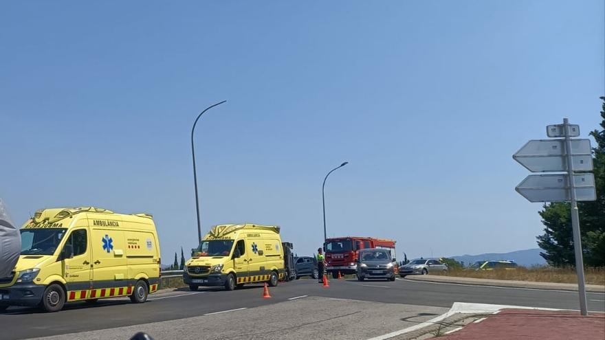 Un camió bolca a la rotonda C-260 a Vila-sacra, en direcció a Figueres