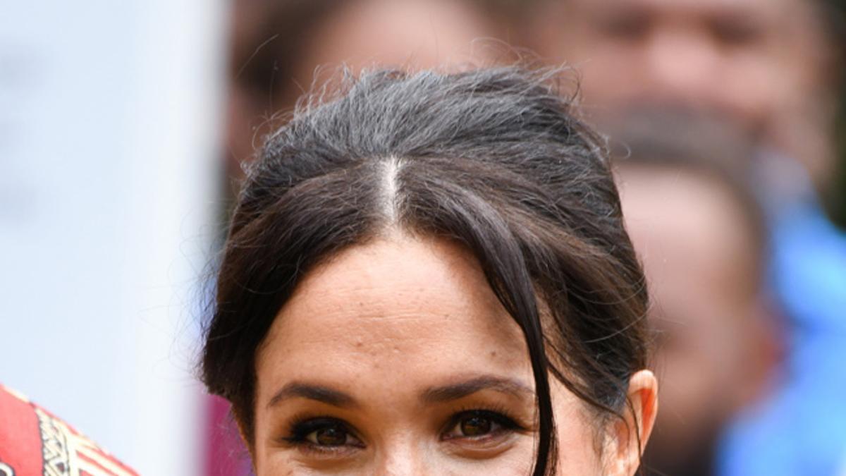 Meghan Markle sonriente en su visita a la Universidad del Pacífico Sur en FIji