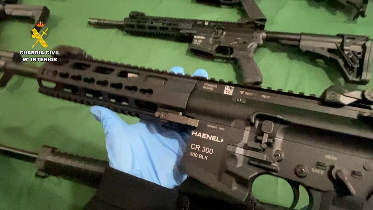 Armas de fuego incautadas durante la Operación Brutale de la Jefatura de Información de la Guardia Civil en Maálaga y Granada contra clanes del narcotráfico.