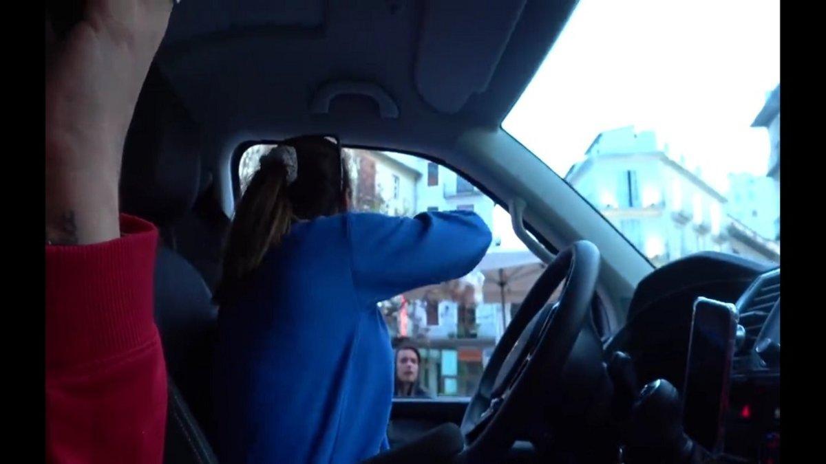 Dos 'youtubers' criticadas en las redes sociales por lanzar comida desde su coche