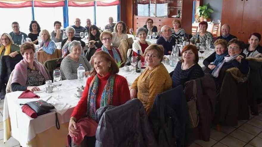 Banquete de mujeres que organizó ayer A Cepa en Cangas en el 8-M. // G.N.