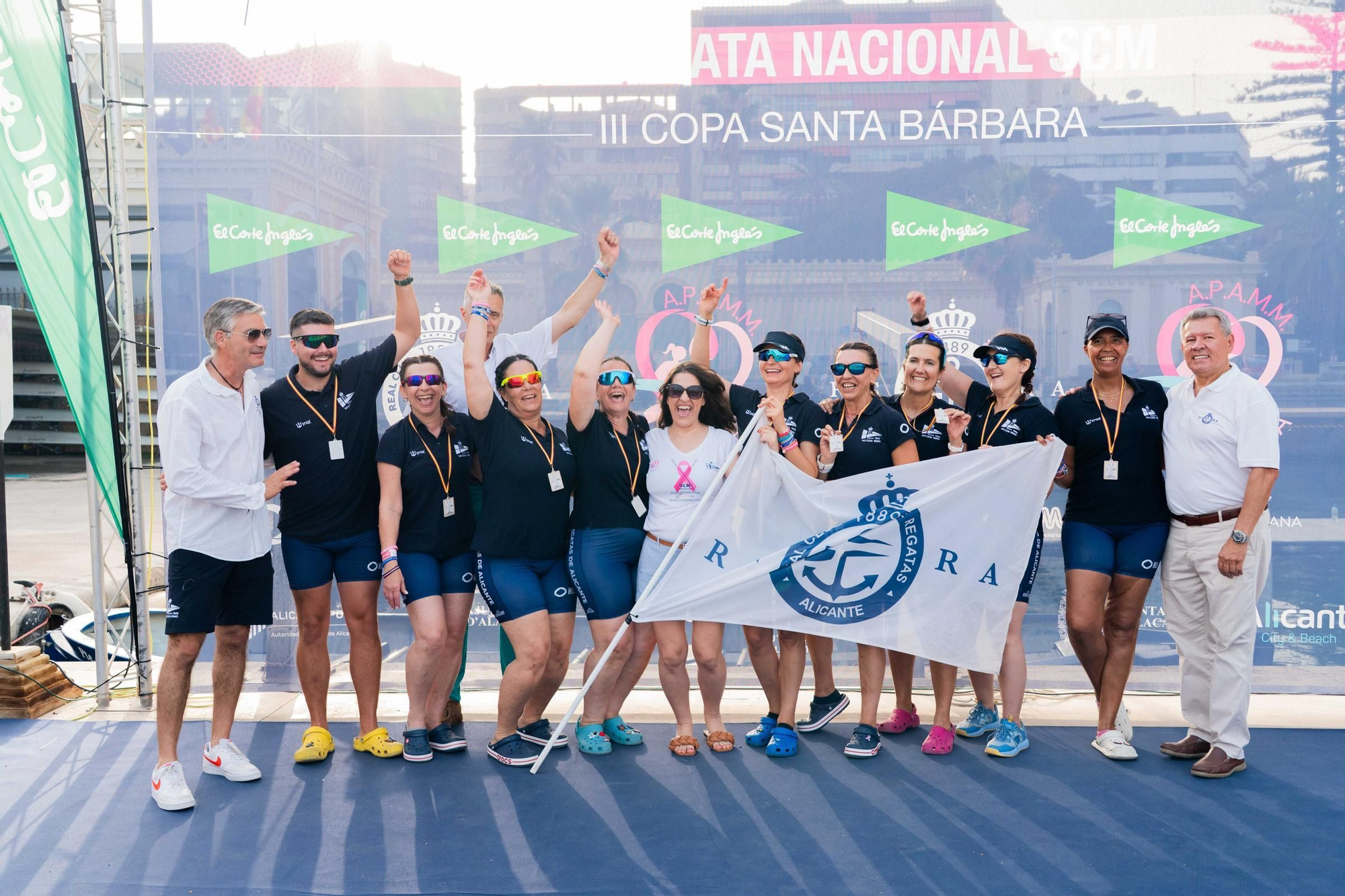 Las remeras del Real Club de Regatas vencieron al cáncer y conquistaron el mar