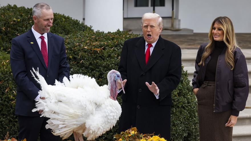 Trump indulta a los pavos Gobble y Waddle por Acción de Gracias y bromea con anular los perdones otorgados por Biden