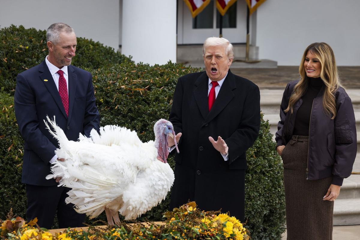 El pavo Gobble 'celebra' su indulto frente a Donald y Melania Trump.