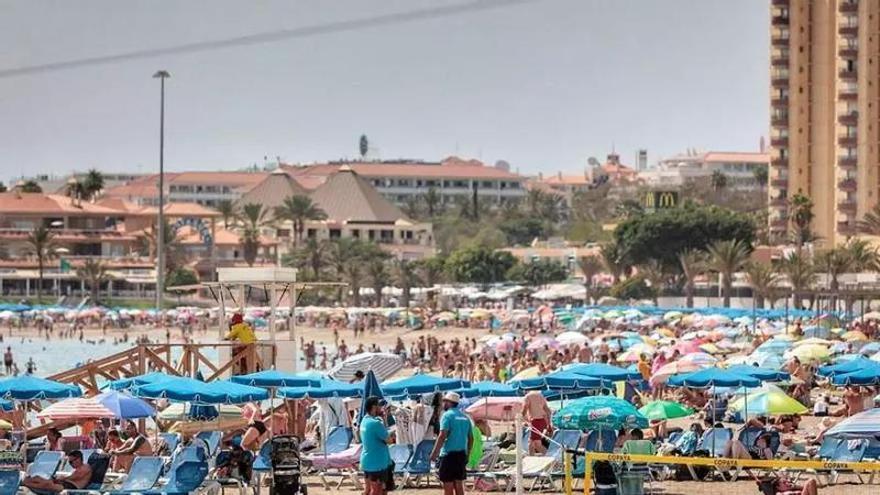 Arona intensifica la lucha contra la venta ambulante ilegal en sus zonas turísticas con 320 intervenciones