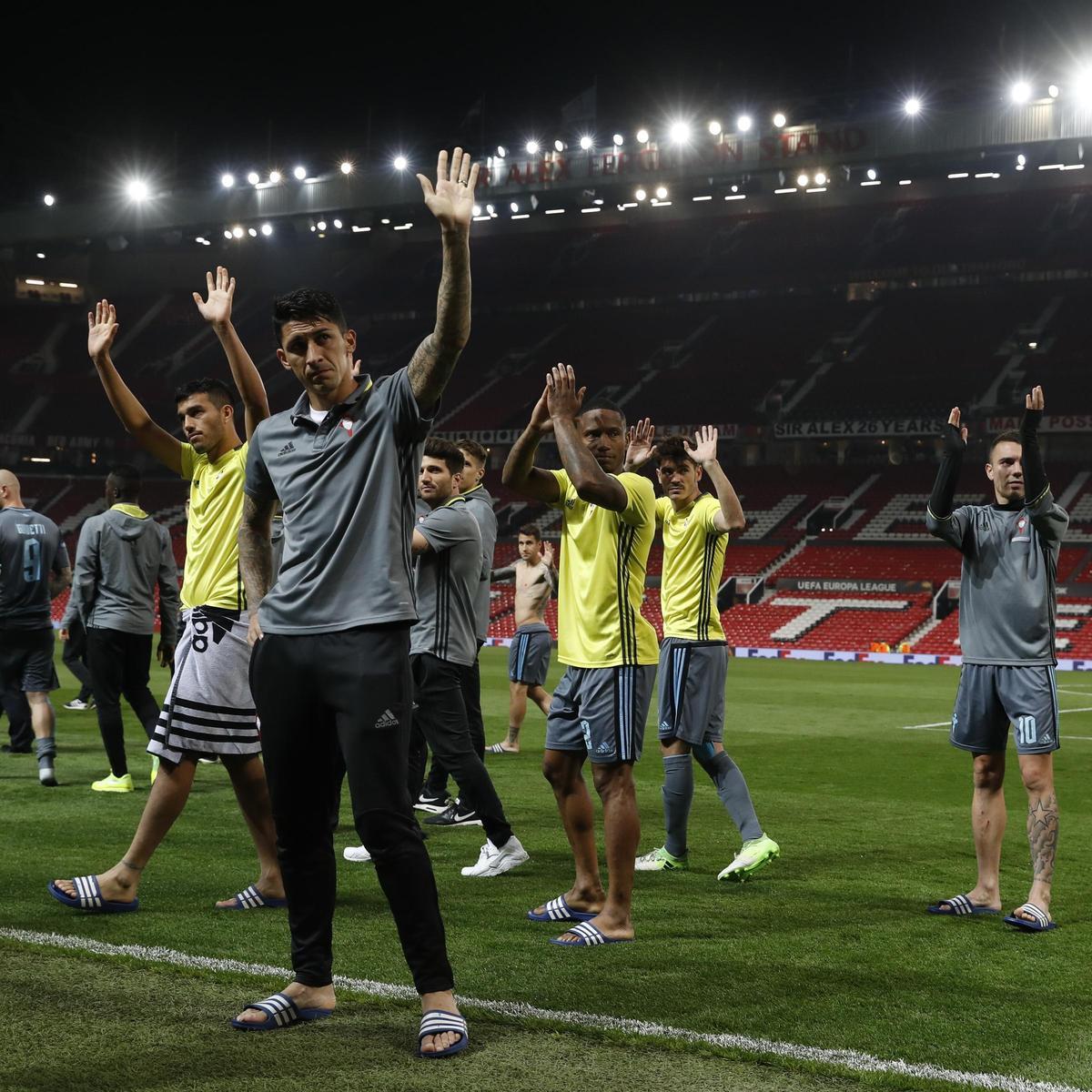 Pedro Pablo Hernández saluda a la afición del Celta en Old Trafford tras el partido.