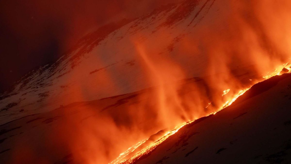 La lava fluye sobre la nieve en el volcán Etna