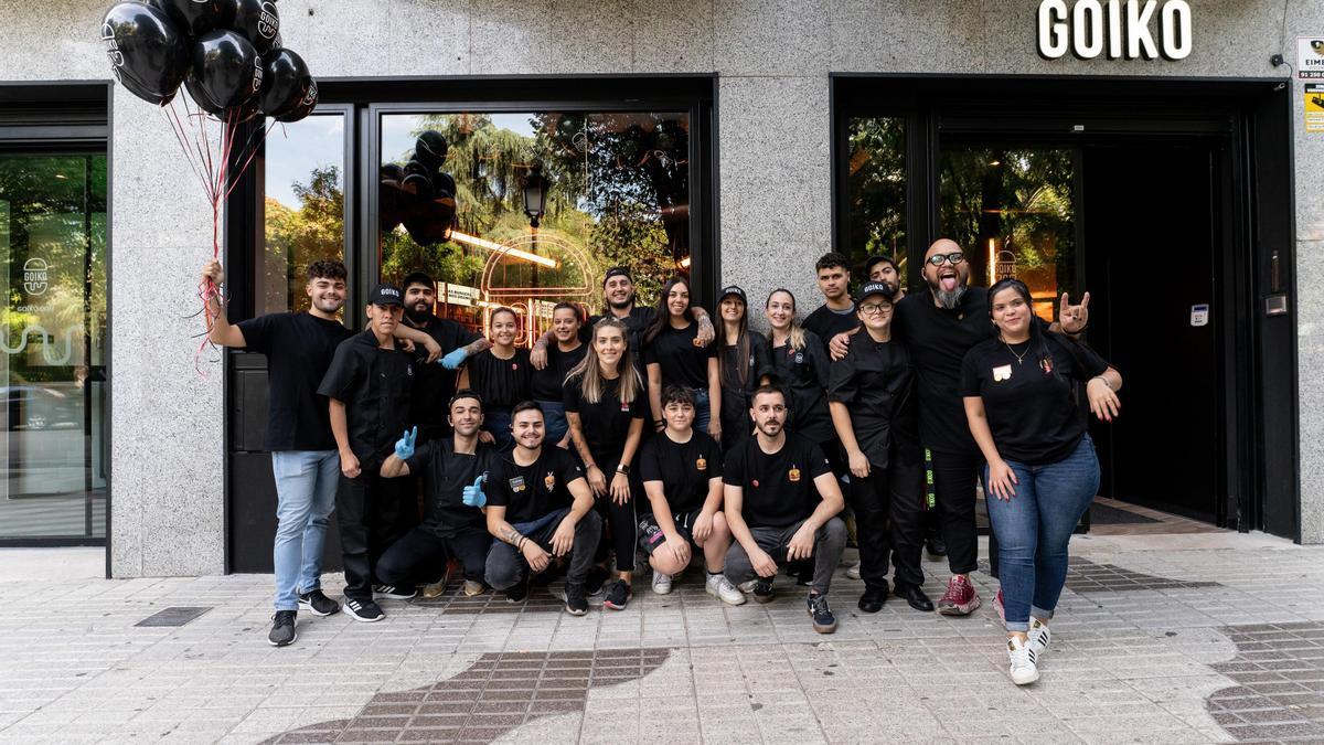 La plantilla de Goiko posa en su restaurante de la avenida de España.