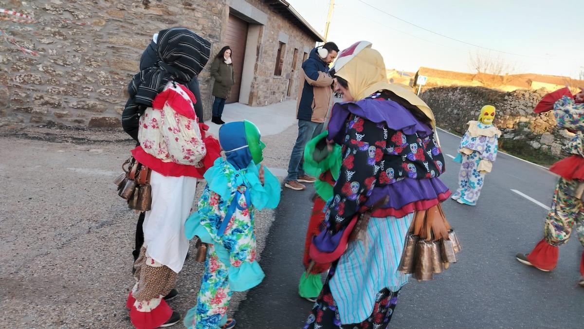 La cencerrada de Villanueva de Valrojo desafía al frío La cencerrada de Villanueva de Valrojo desafía al frío