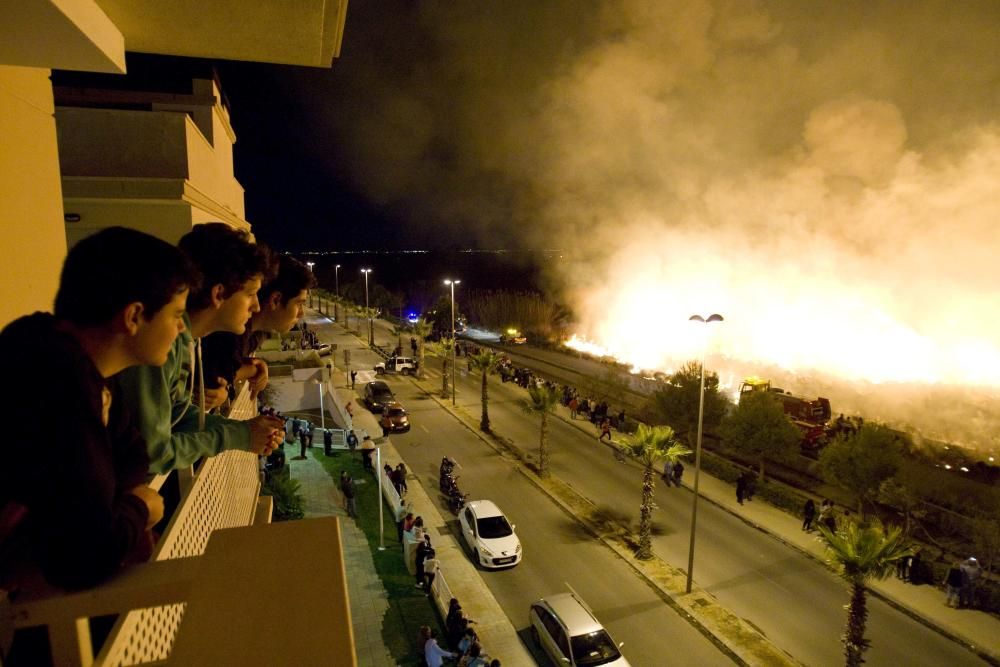 Un incendio obliga a desalojar el camping de Almenara