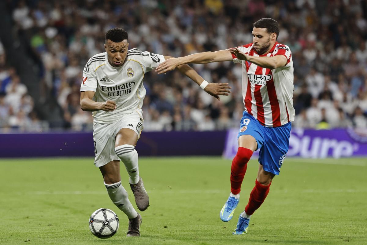 Kylian Mbappé conduce el balón ante Abel Ruiz