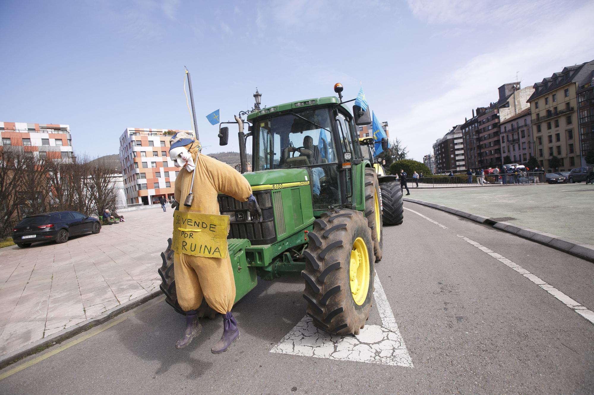 EN IMÁGENES: Los transportistas inundan las calles de Oviedo de camiones para visibilizar su protesta