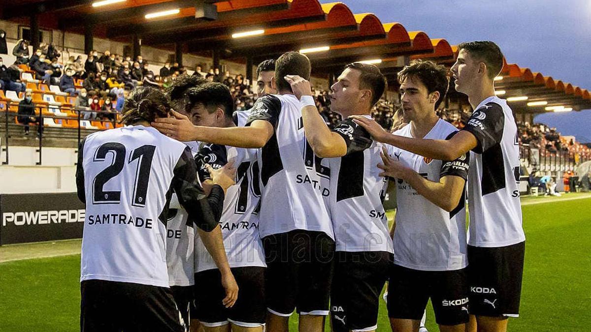 Los jugadores del Valencia Mestalla, celebrando un gol