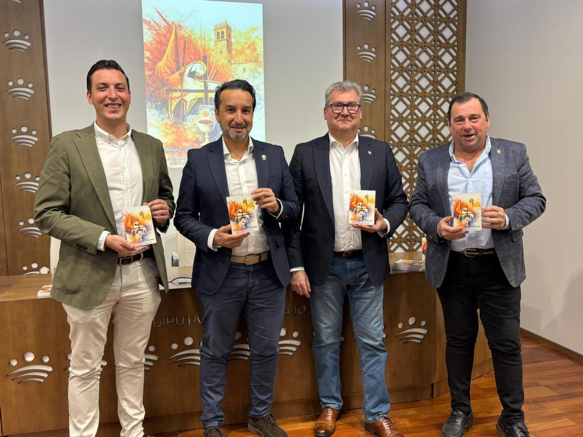 De izquierda a derecha: Carlos Javier Correa, vicesecretario asociación de costaleros; Ricardo Cabezas, diputado de Cultura; Juan Carlos García, responsable de la guía; y Ricardo Becerra, impulsor de esta iniciativa.