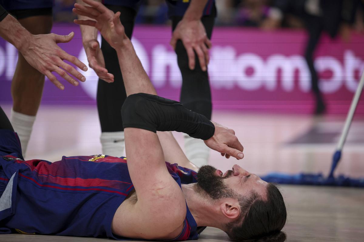 Shengelia se duele en el suelo tras un codazo de Smits.