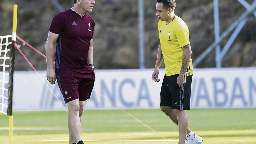 Fabián Orellana, junto a Eduardo Berizzo, durante un entrenamiento del Celta en A Madroa. // Marcos Canosa