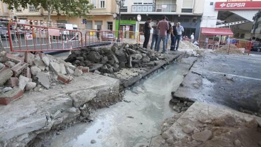 Una gran fuga en el tramo de muralla de Selgas obliga a interrumpir el suministro