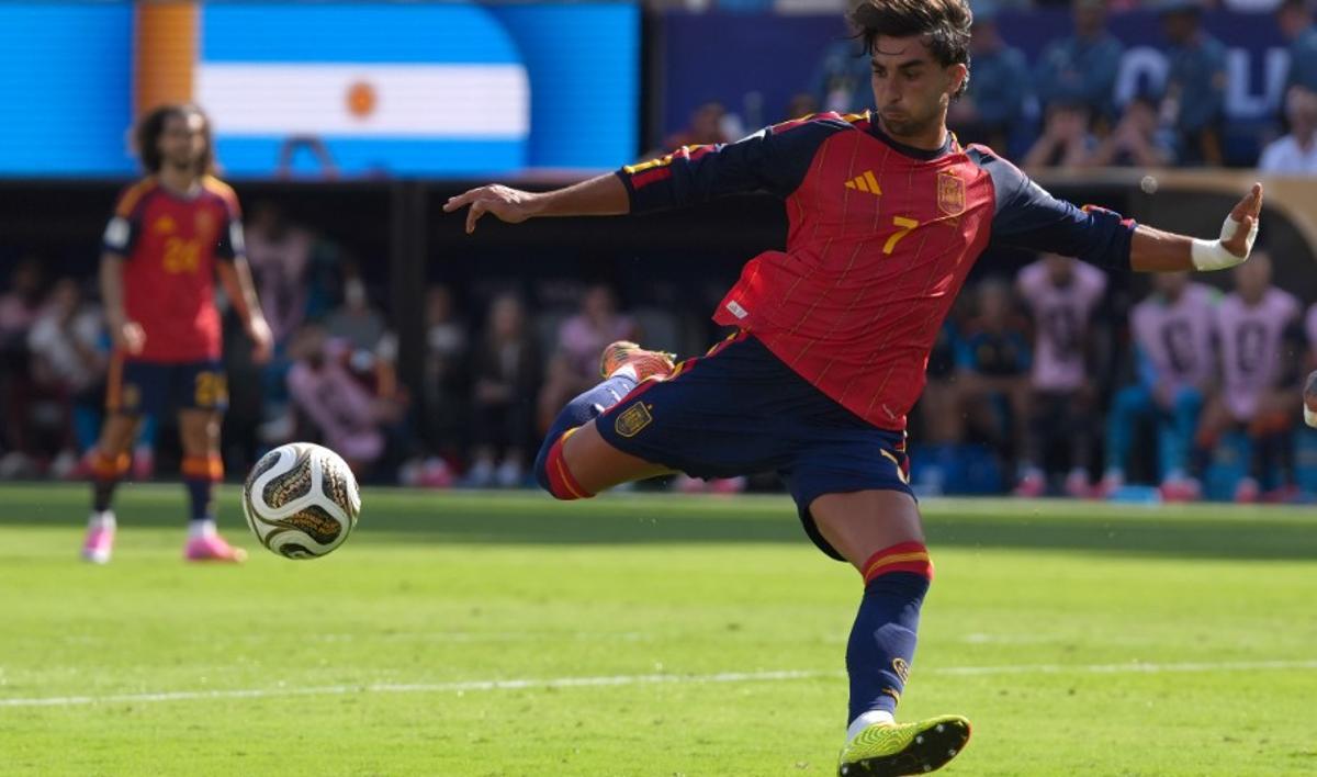 Ferran Torres marca el tanto de España en la prórroga.