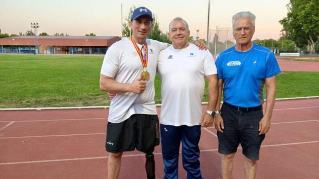 Por la izquierda, David Fernández, Jorge Álvarez y el entrenador del Club San Mateo, Lodario Ramón.  |