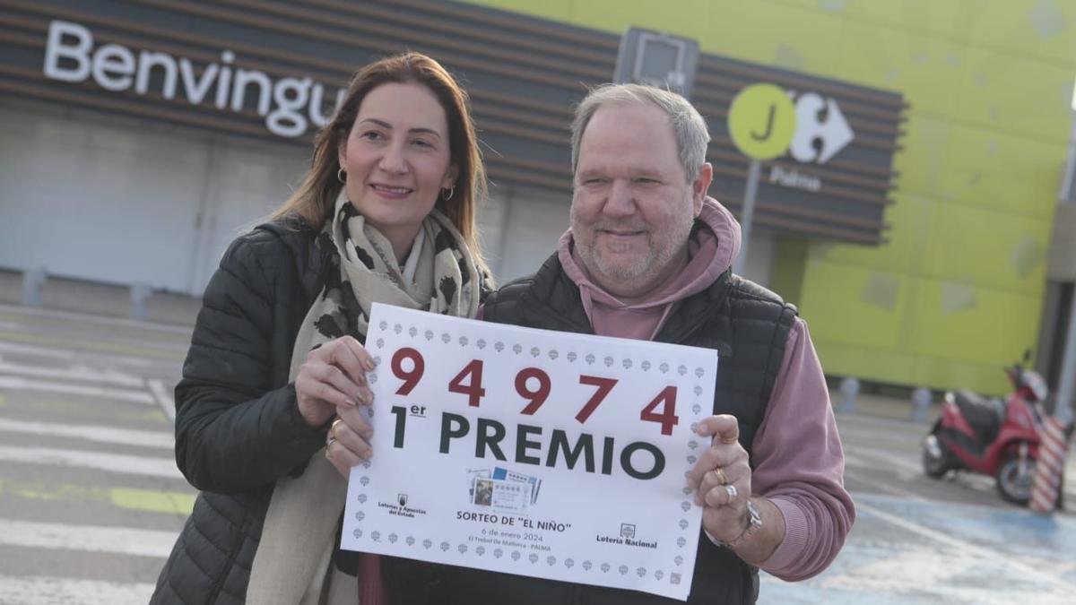 Das Paar, das in seiner Filiale im Carrefour in Palma zwei der Zehntel-Lose des Jackpots verkauft hat.