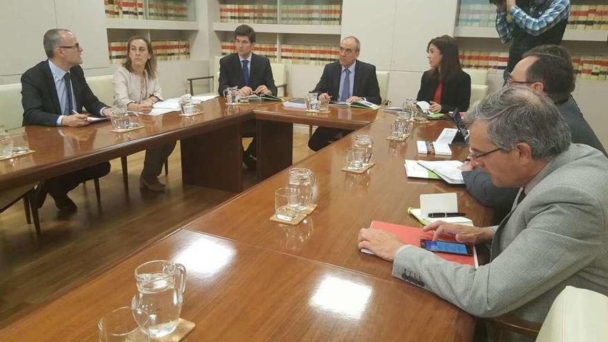 Reunión de la comisión de seguimiento de la integración del AVE en Ourense que se celebró en el Ministerio de Fomento. // FdV