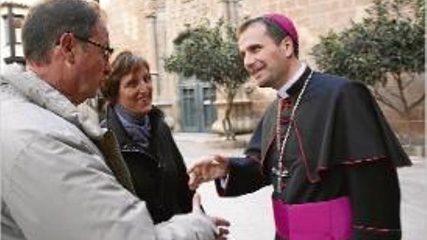 Xavier Novell saluda uns feligresos a l&#039;exterior del Palau Episcopal.