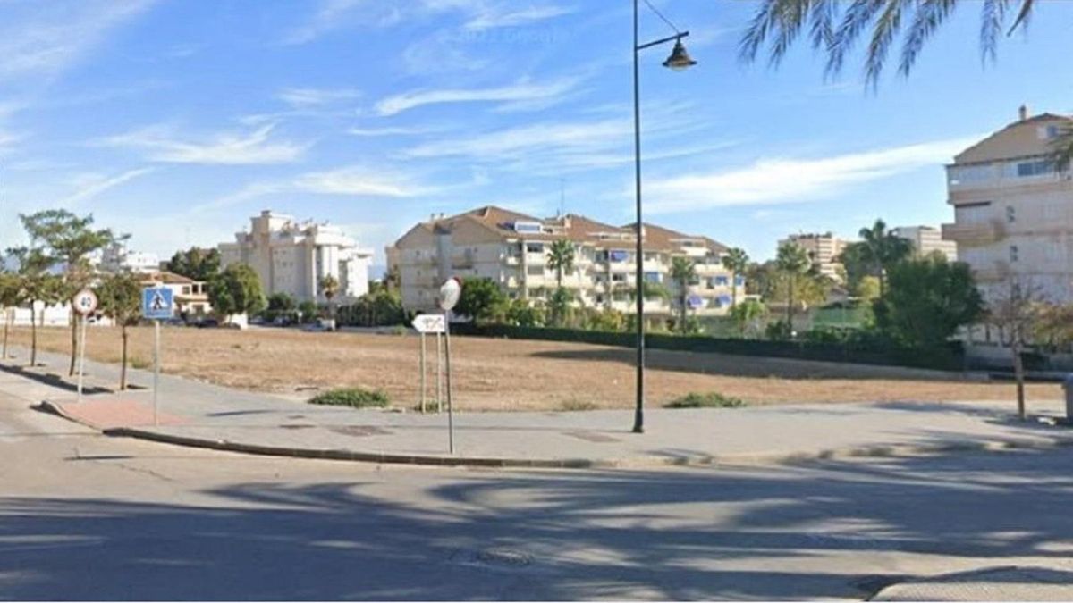 Parcela en la calle Carnicero esquina Salvador Dalií cedida por Torremolinos para un nuevo instituto.