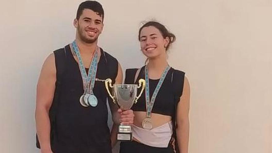 Carlos Pellicer y Aleina López con las medallas conseguidas en el Nacional júnior