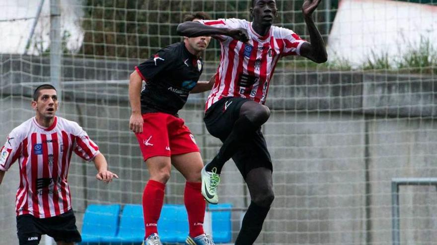 Edu y Saha disputan el balón en presencia de Bruno.