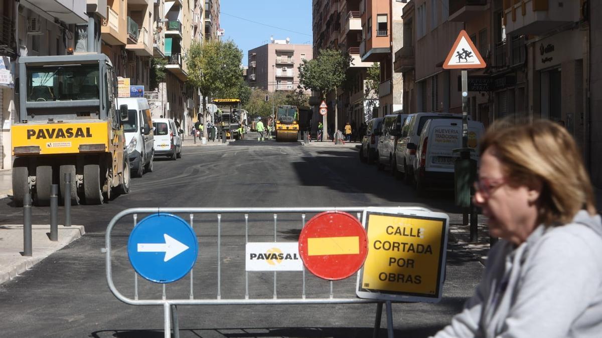 Obras de asfalto en la calle Marqués de Asprillas