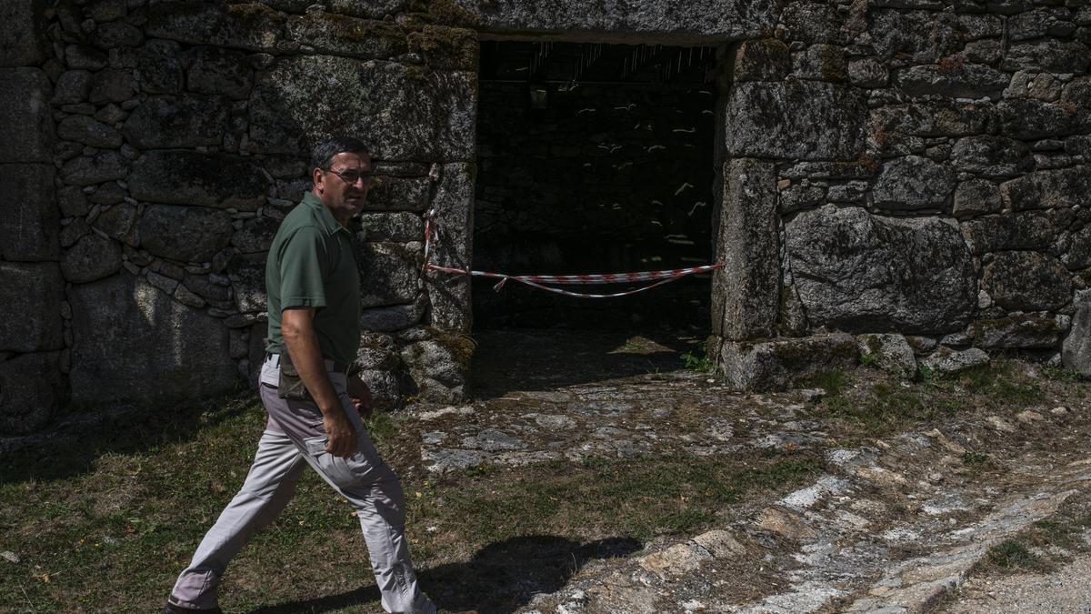 Uno de los trabajadores, caminando por la aldea. // BRAIS LORENZO