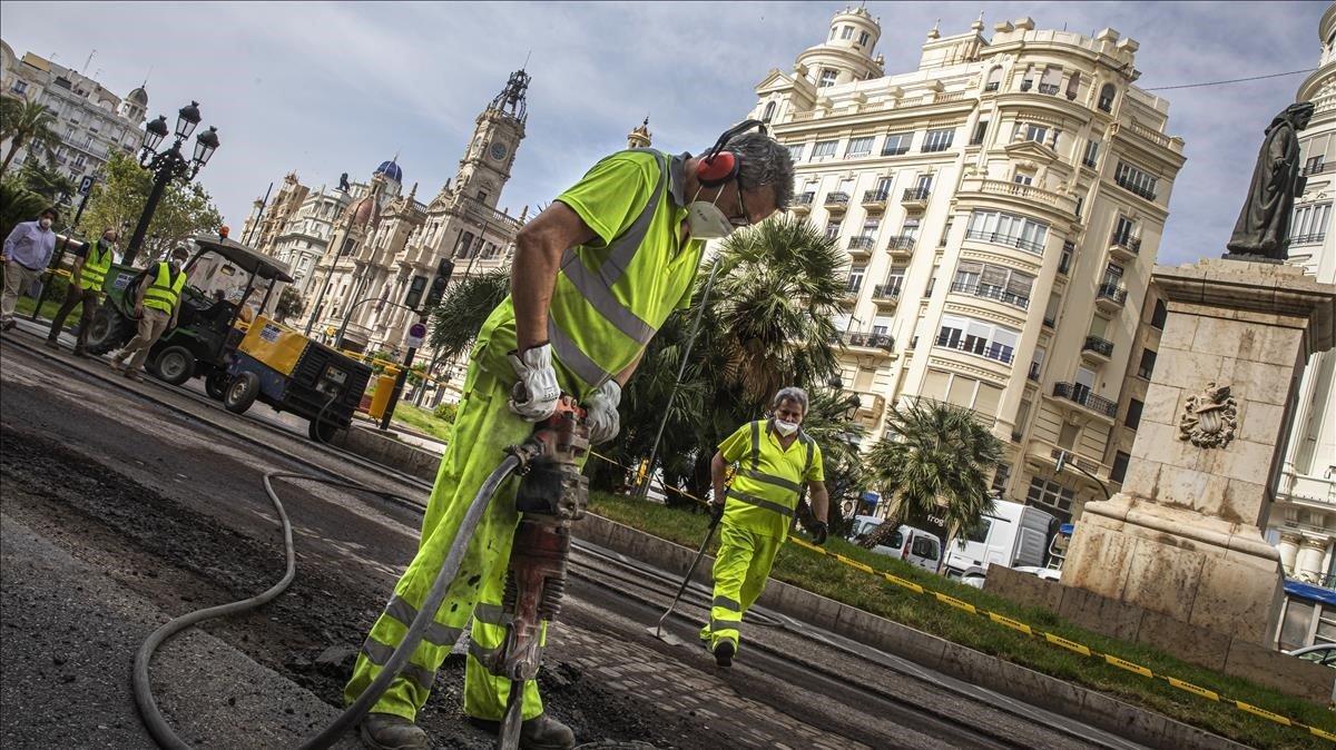 Un operario en el arranque de las obras de peatonalización de la plaza del Ayuntamiento de València este lunes