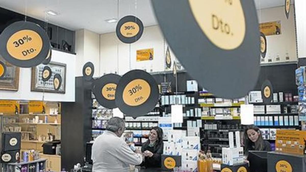 Una farmacia de Barcelona aplica descuentos ayer por el Black Friday.