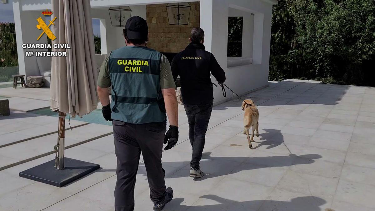 Uno de los registros en Marbella de la operación de la Guardia Civil.