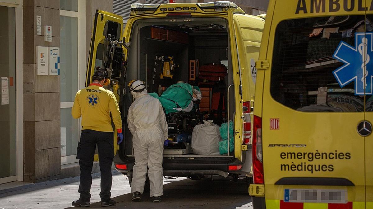 Traslado de un enfermo de covid en una ambulancia del Sistema d'Emergències Mèdiques, en Barcelona, el pasado abril