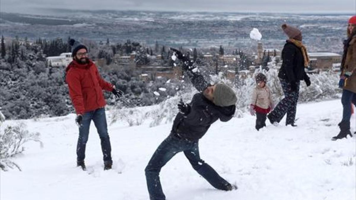 Un grupo de niños jugando con la nieve, ayer en Granada.