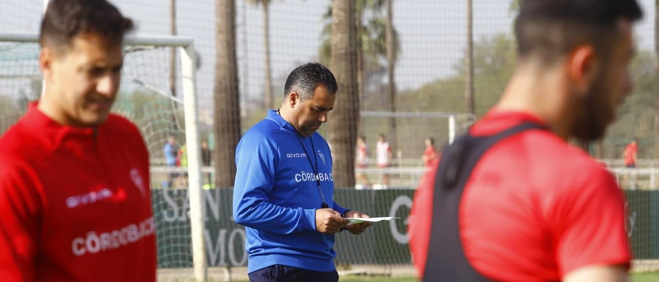 Germán Crespo revisa su cuaderno de anotaciones durante la sesión de trabajo de este viernes.