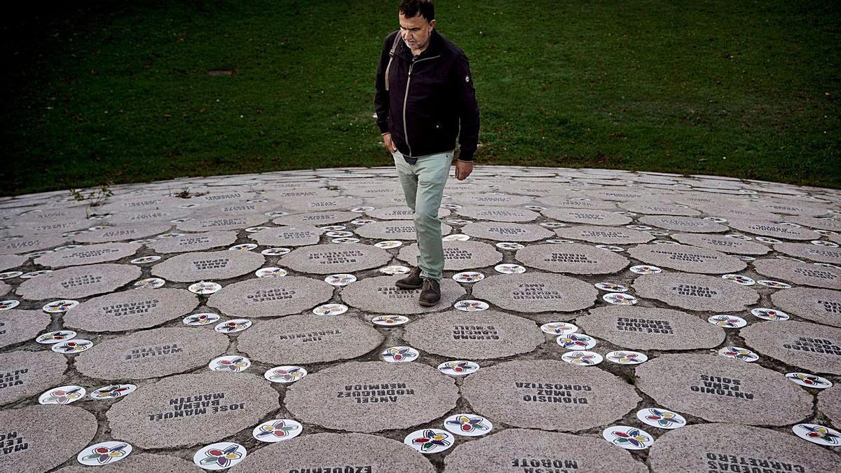 Ángel Altuna, al monument a les víctimes a Vitòria, i Paqui Hernández, vídua del policia Eduardo Puelles, assassinat per ETA. | JOSÉ LUIS ROCA