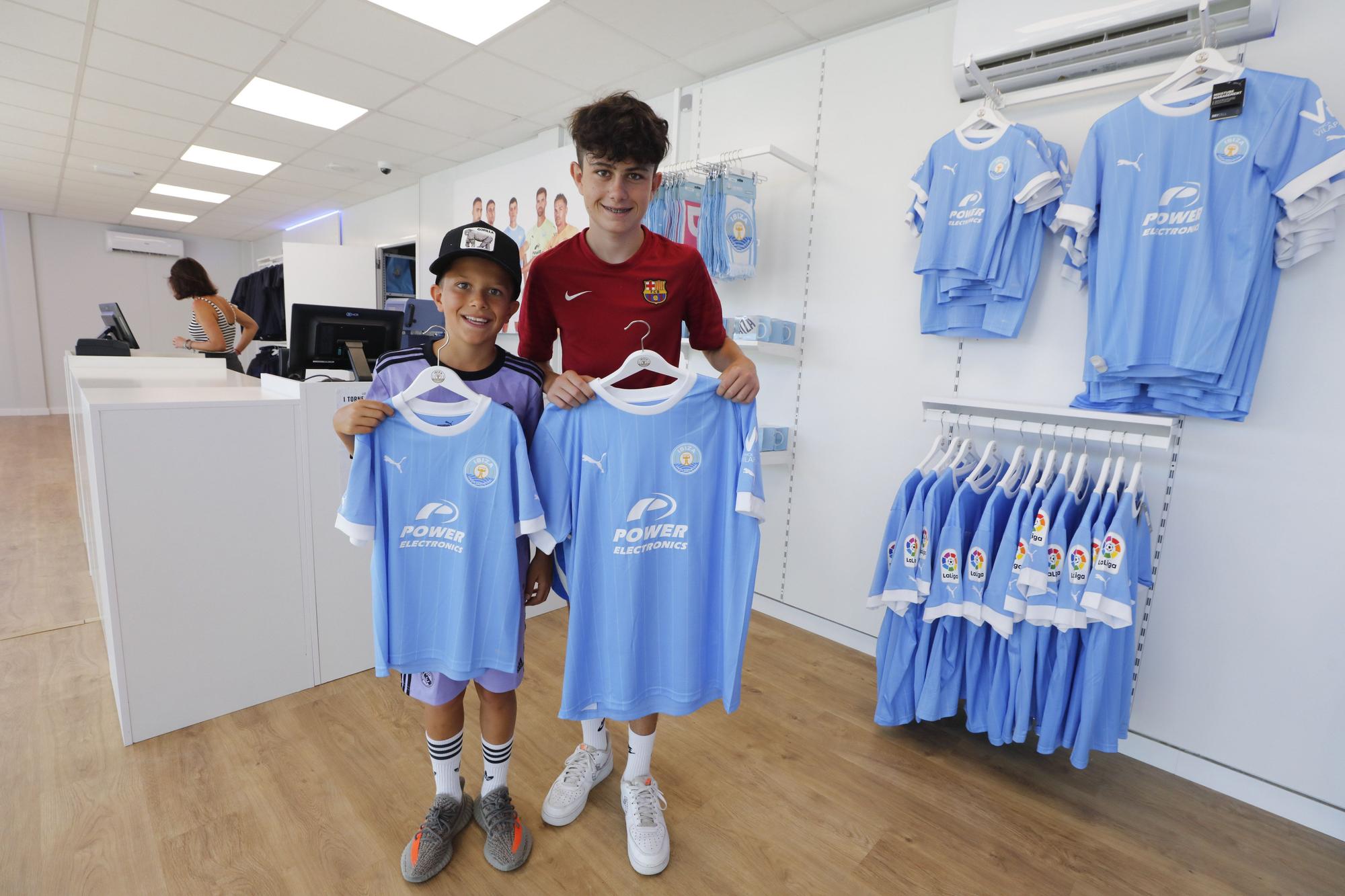 La UD Ibiza inaugura su tienda en el estadio Can Misses-Power Electronics.