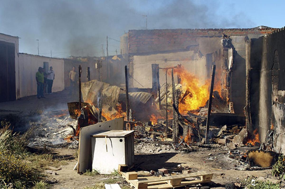 Un incendi registrat per causes desconegudes ha destruït un assentament d’immigrants a Lepe (Huelva), en el que suposa el tercer sinistre d’aquestes característiques des de començament d’any.