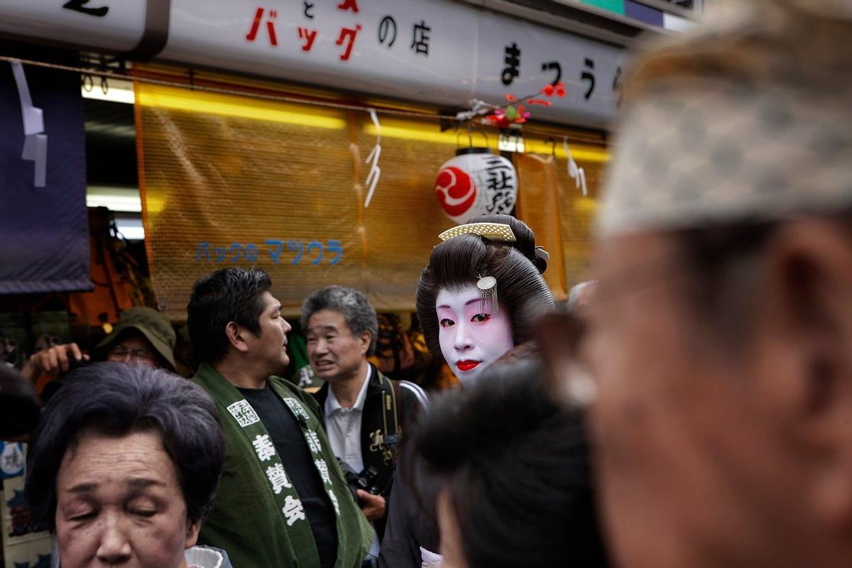 Una 'geisha', en una calle de Tokio