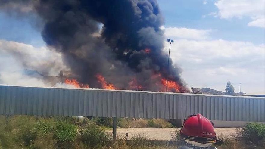 Alarma al desatarse un aparatoso incendio en el vertedero municipal de Lorca