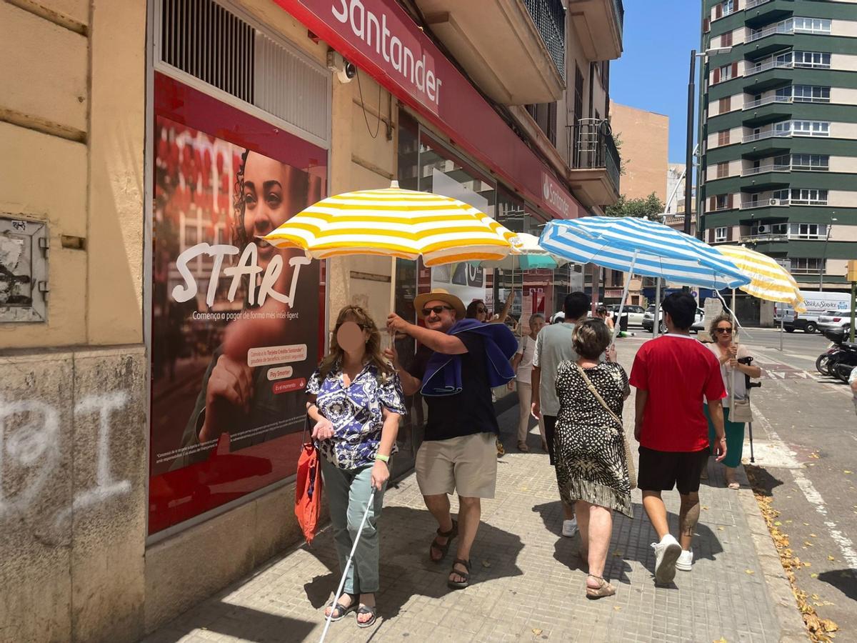 Los vecinos de Pere Garau en sus calles con sombrillas