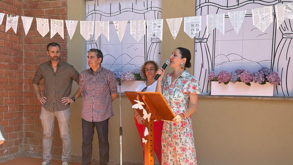 Minerva Avanzas, dirtectora del colegio El Parque, en Blimea, se dirige a los asistentes en el 50 aniversario del centro