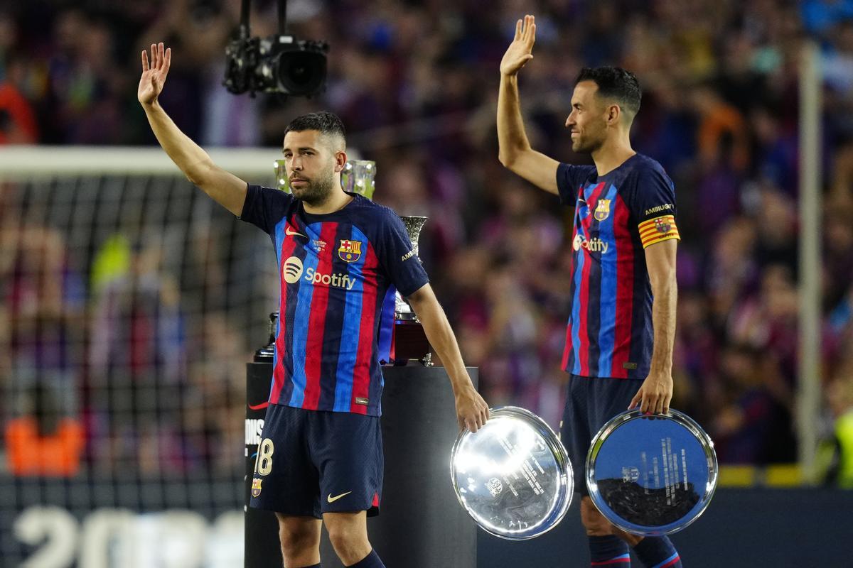 Busquets y Alba se despiden de la afición culé en el Camp Nou.