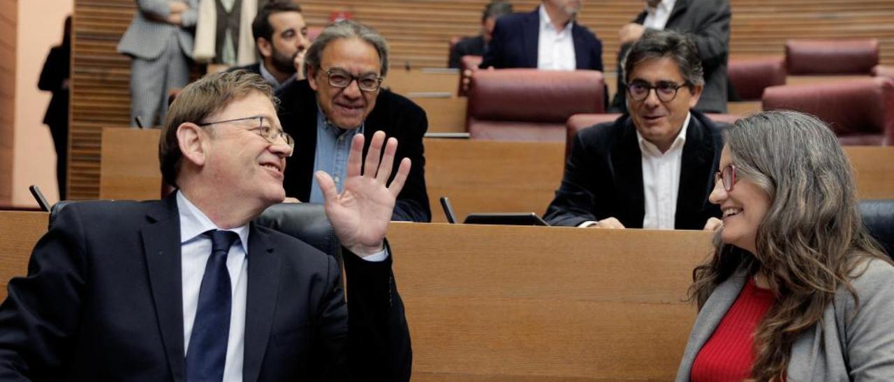 Puig se dirige a Manolo Mata y Alfred Boix en presencia de Oltra, ayer en las Corts.