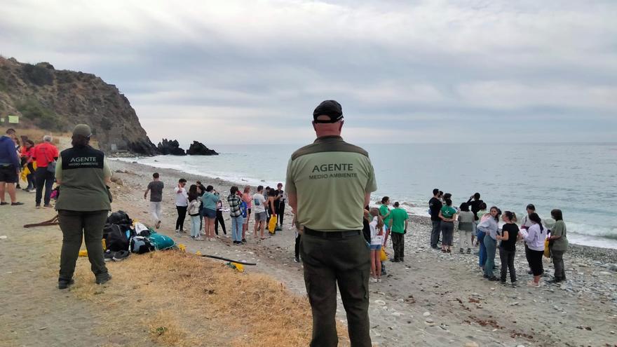 Setenta personas han participado en una jornada de sensibilización ecológica y voluntariado ambiental organizada por la delegación  territorial de Sostenibilidad, Medio Ambiente y Economía Azul.