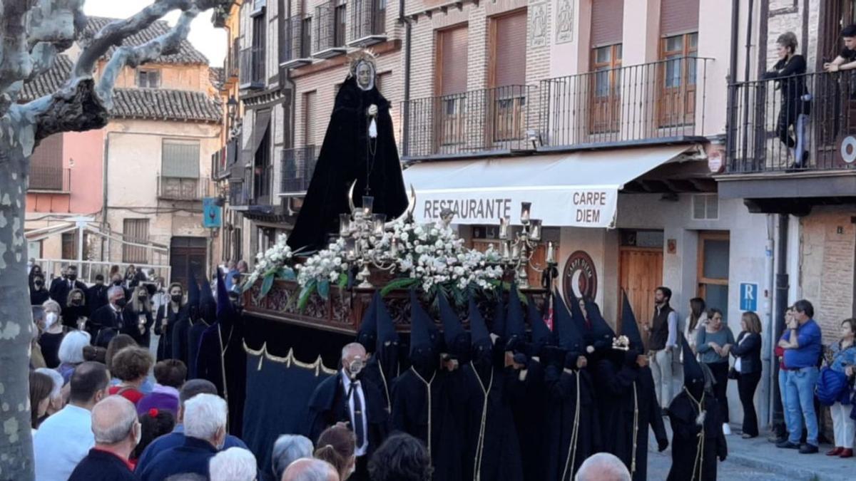 Los toresanos consuelan a la madre de Jesús