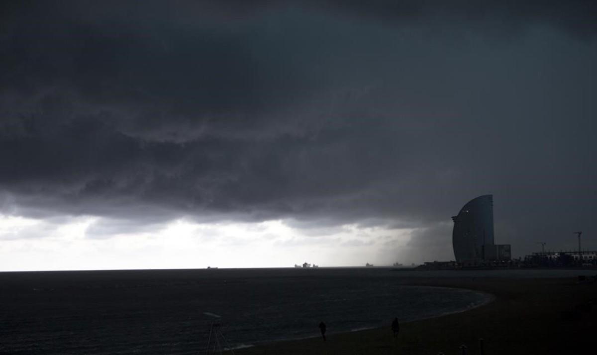 zentauroepp16604694 barceloneta  30 07 2011 tormenta en el passeig maritim de la180912110022